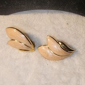 Vintage Trifari STUNNING Gold-Tone Clip-On Earrings – Classic Elegance